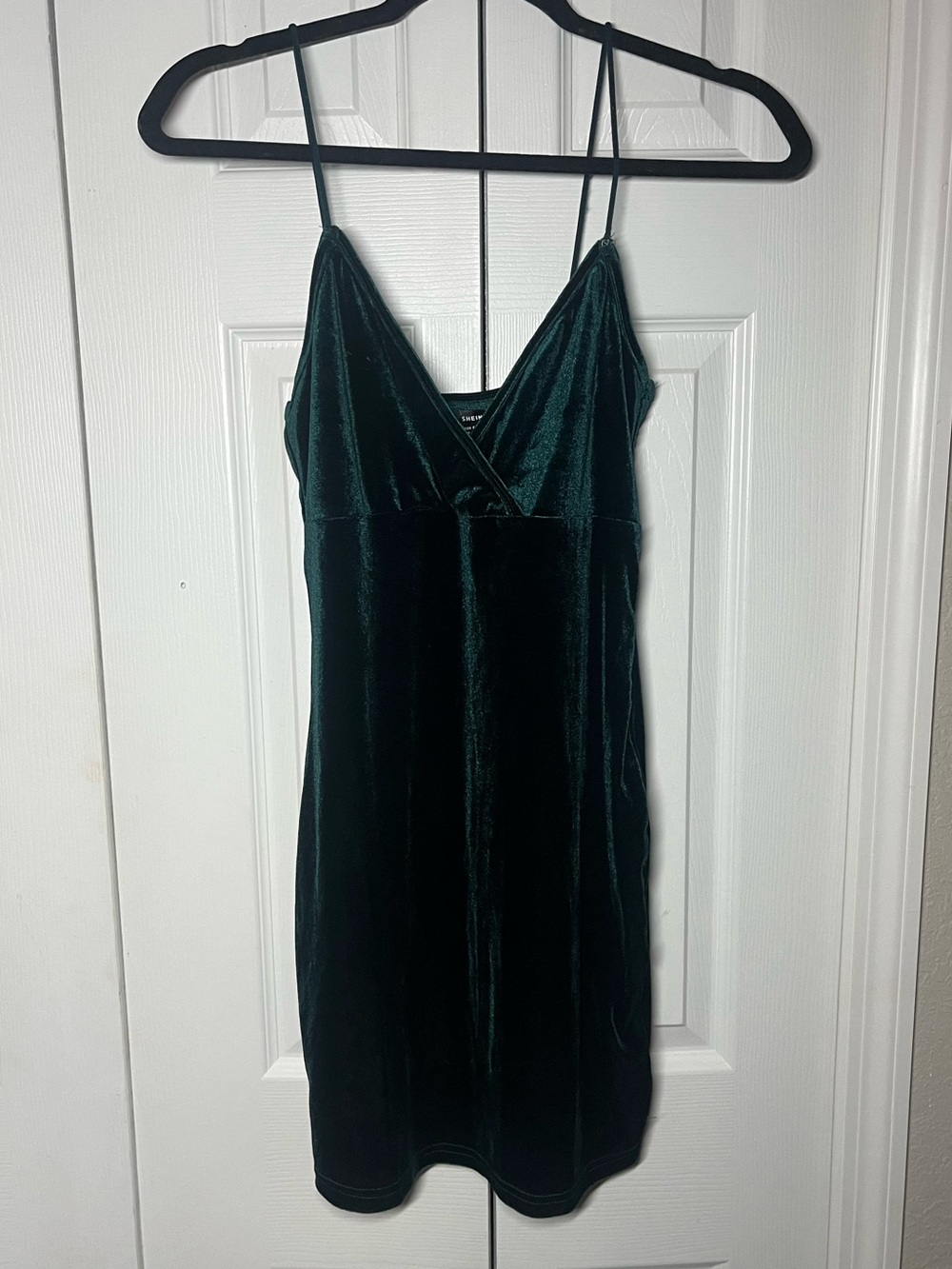 SHEIN women’s velvet green v-neck spaghetti strap mini dress size Medium